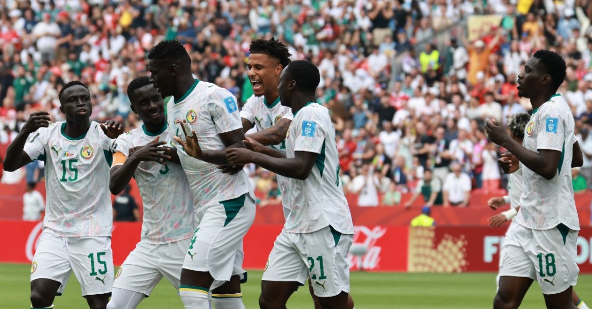 Quelle démonstration de force ! Les Lions de la Teranga ont magnifiquement rempli leur part du contrat en écrasant l&rsquo;Irak (5-0) au Toronto Stadium. Grâce à ce festival offensif en seconde période, le Sénégal soigne sa différence de buts et se replace idéalement dans la course aux seizièmes de finale de la Coupe du monde 2026.