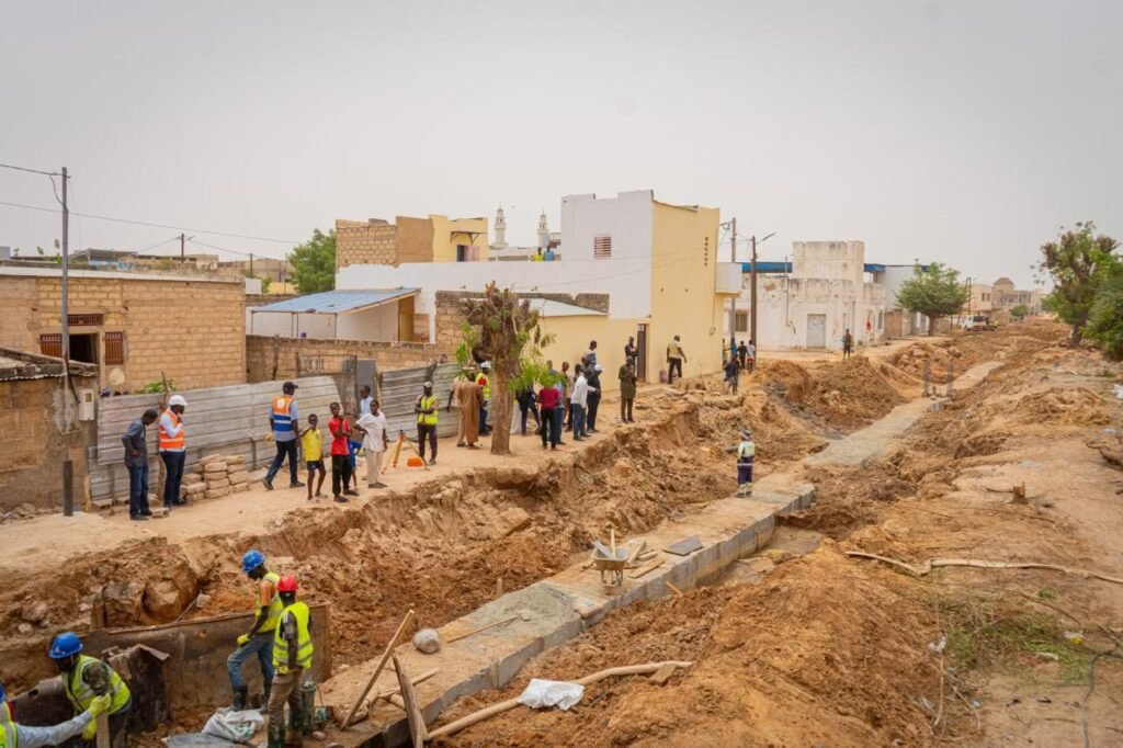 Travaux d’assainissement à Tivaouane : Avancées majeures à l’approche du Gamou, entre espoirs et désagréments pour les riverains