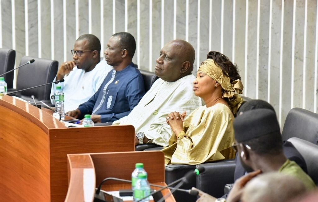 Tension à l&rsquo;Assemblée nationale : Le groupe Takku Wallu dénonce une agression contre Abdou Mbow et annonce une plainte